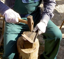 Dengeln_mit_Hammer_und_Amboss
